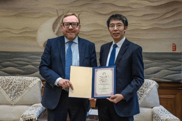 巴斯大学校长菲尔·泰勒获聘清华大学荣誉教授 