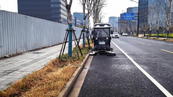 三张牌照落地临港！库萨科技具身环卫机器人开启示范运营测试 
