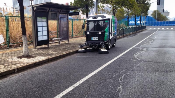 三张牌照落地临港！库萨科技具身环卫机器人开启示范运营测试 