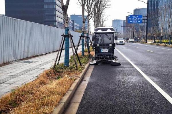 三张牌照落地临港！库萨科技具身环卫机器人开启示范运营测试 