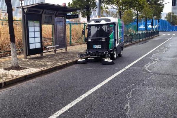 三张牌照落地临港！库萨科技具身环卫机器人开启示范运营测试 