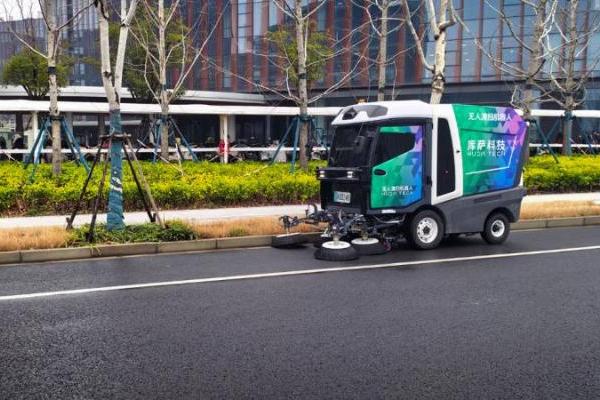 三张牌照落地临港！库萨科技具身环卫机器人开启示范运营测试 