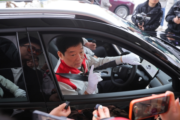 热爱不能溢价！长城欧拉5限定版纯电版建议零售价13.38万元，侯明昊保定亲手交付 