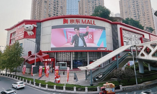 京东与荣耀签署战略合作协议 明确未来三年全渠道销售额破千亿目标 