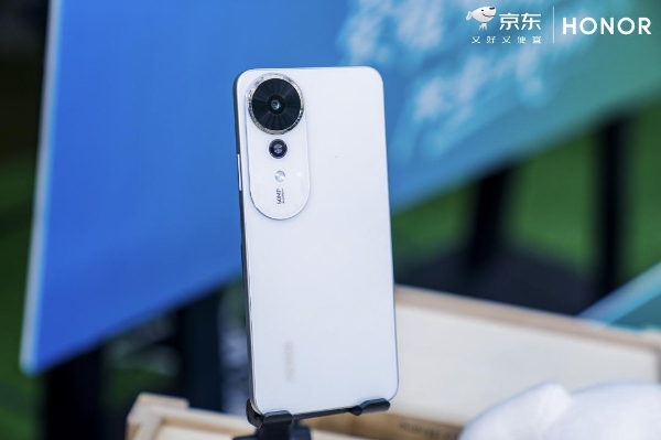 京东与荣耀签署战略合作协议 明确未来三年全渠道销售额破千亿目标 