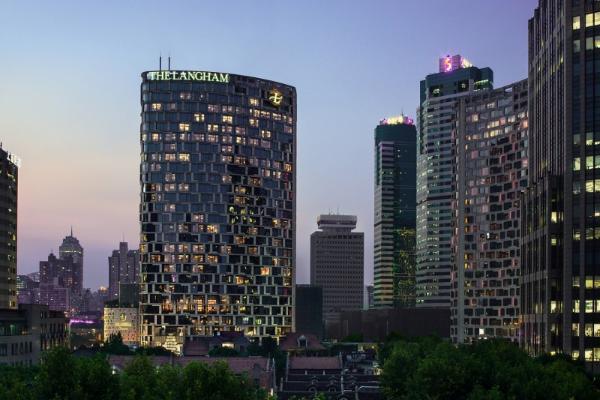 上海值得住的酒店：新天地朗廷，住进粉色吊灯下的流动艺术展 