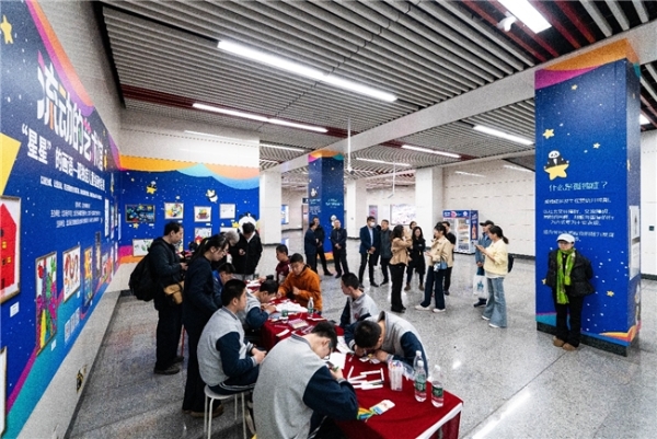 以画为媒：北京地铁空间变身公益艺术馆 