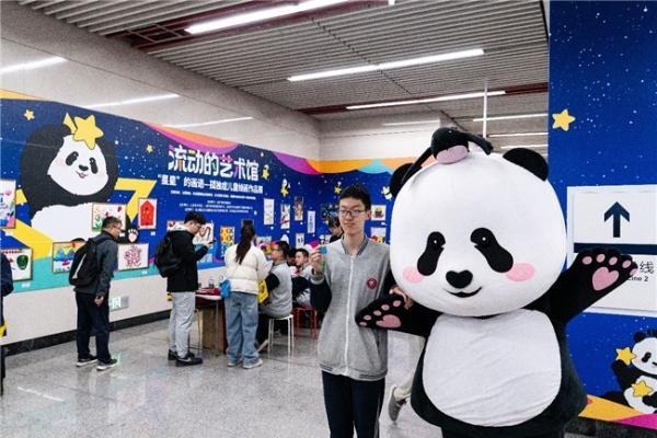 以画为媒：北京地铁空间变身公益艺术馆 