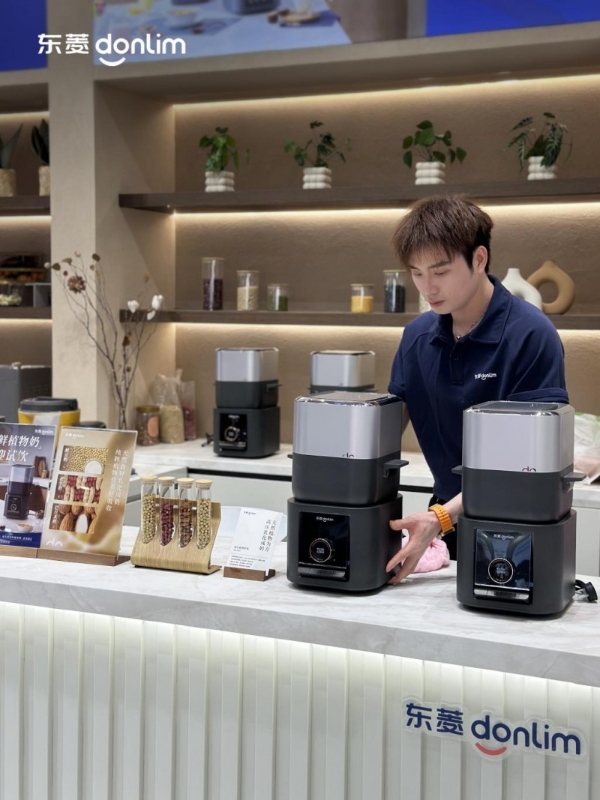 东菱高压植物奶机升级亮相深圳礼品展，高压乳化科技引爆现场试饮热潮