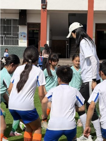 赵丽娜“星球计划”走进陕西汉阴，双乳镇中心小学公益球场 正式揭牌 