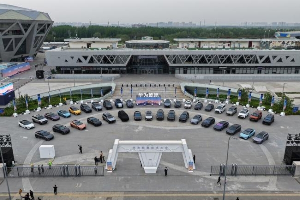 百万车主的选择，买车就买乾崑智驾 