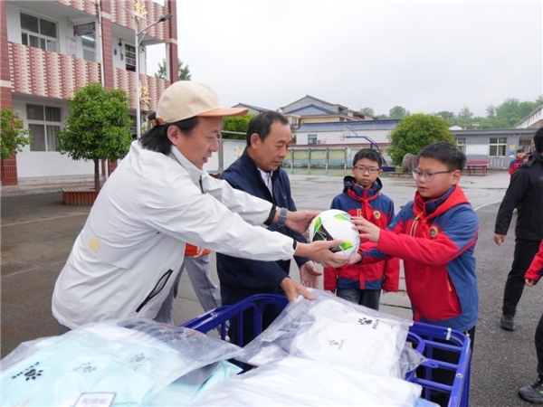 赵丽娜“星球计划”携手浙江省有赞公益基金会 在河南省新县落地第16片校园球场 