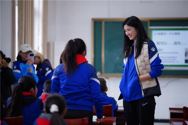 赵丽娜“星球计划”携手浙江省有赞公益基金会 在河南省新县落地第16片校园球场 