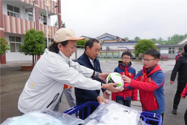 赵丽娜“星球计划”携手浙江省有赞公益基金会 在河南省新县落地第16片校园球场 