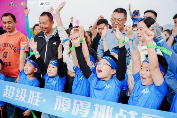 2000+亲子同场“硬核闯关”：这场山地障碍赛，把孩子的“极限”打出来了 
