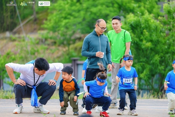 2000+亲子同场“硬核闯关”：这场山地障碍赛，把孩子的“极限”打出来了 