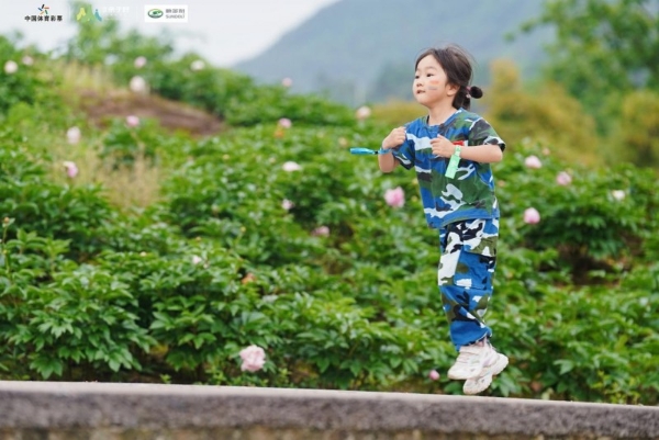 2000+亲子同场“硬核闯关”：这场山地障碍赛，把孩子的“极限”打出来了 