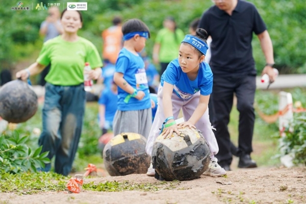 2000+亲子同场“硬核闯关”：这场山地障碍赛，把孩子的“极限”打出来了 