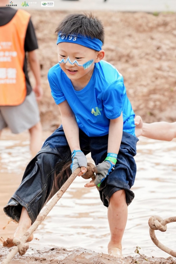 2000+亲子同场“硬核闯关”：这场山地障碍赛，把孩子的“极限”打出来了 