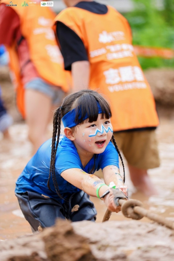 2000+亲子同场“硬核闯关”：这场山地障碍赛，把孩子的“极限”打出来了 