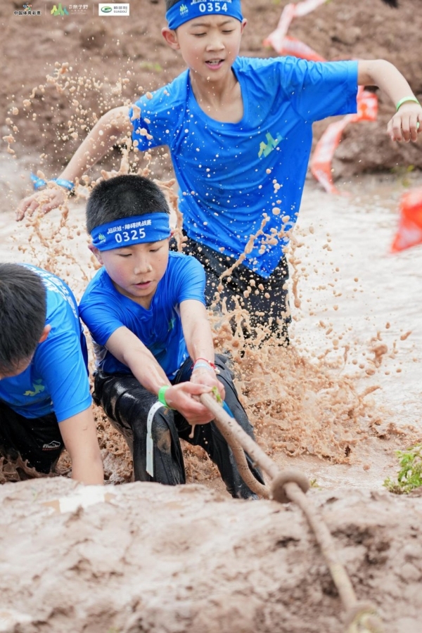 2000+亲子同场“硬核闯关”：这场山地障碍赛，把孩子的“极限”打出来了 