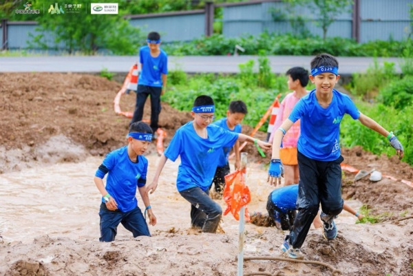 2000+亲子同场“硬核闯关”：这场山地障碍赛，把孩子的“极限”打出来了 