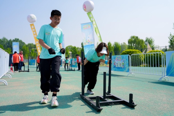 翻越障碍、一起勇敢：北京市第一届亲子运动会打造体教融合新载体 