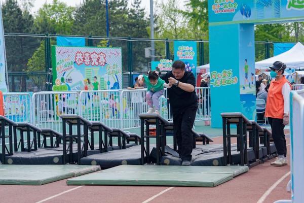 翻越障碍、一起勇敢：北京市第一届亲子运动会打造体教融合新载体 
