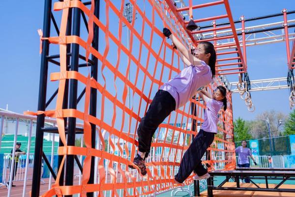 翻越障碍、一起勇敢：北京市第一届亲子运动会打造体教融合新载体 