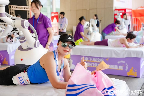 AI理疗机器人按摩，静博士连续三年护航杭州女子半马 