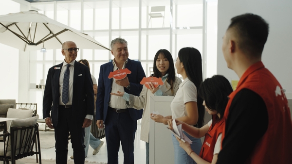 京东采销米兰直采直播圆满收官：万人“心愿单”点爆全球设计尖货 