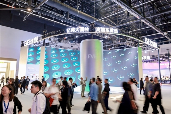 北京车展直击:6米“超级大圆柱”亮相,亿纬锂能成全球高端车企“必选项” 