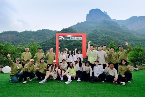 安踏携手中国国家地理举办徒步活动 倡导大众轻松走向户外 