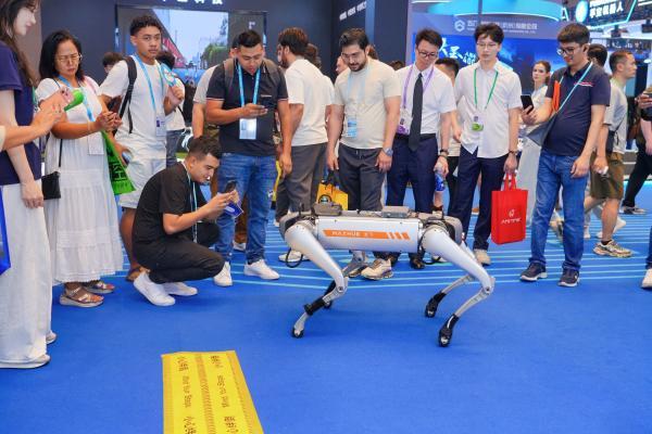 从AI教育到衣物护理，再到自研机器人，视源股份广交会秀“AI+”全家桶 