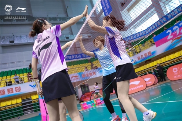2026李宁杯女子羽毛球公开邀请赛天津开赛 海河畔挥拍展巾帼风采 