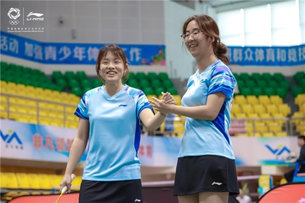2026李宁杯女子羽毛球公开邀请赛天津开赛 海河畔挥拍展巾帼风采 