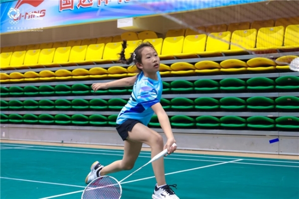 2026李宁杯女子羽毛球公开邀请赛天津开赛 海河畔挥拍展巾帼风采 