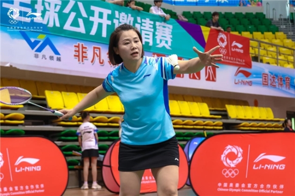 2026李宁杯女子羽毛球公开邀请赛天津开赛 海河畔挥拍展巾帼风采 