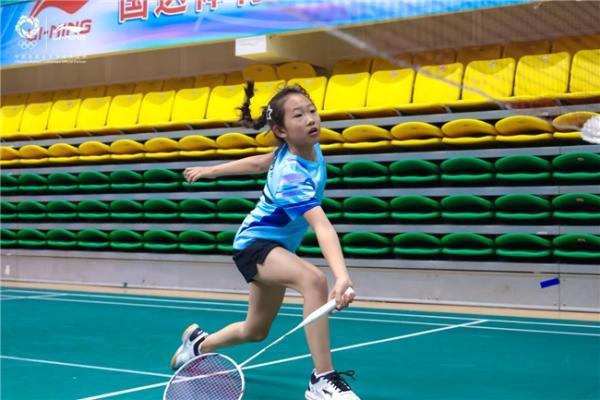 2026李宁杯女子羽毛球公开邀请赛天津开赛 海河畔挥拍展巾帼风采 
