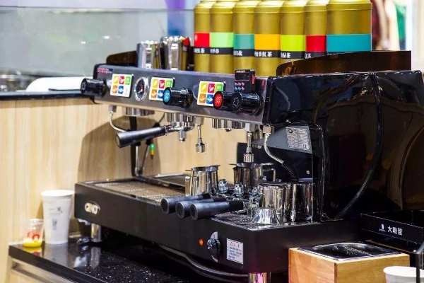 60秒现萃革新茶饮赛道：COMEBUY甘杯摘得“商业创新卓越奖” 