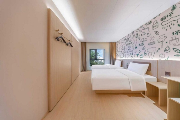  让绿色“住 ”进沙漠里 ：海友酒店出席蚂蚁森林十年庆 ，华住集团引领行业可持续发展 