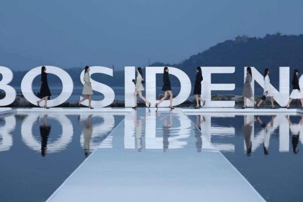 讲述光影交织下的时尚叙事 | 波司登“多面登场”2026北京国际电影节光影风尚开幕大秀在京举行 