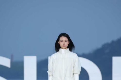 讲述光影交织下的时尚叙事 | 波司登“多面登场”2026北京国际电影节光影风尚开幕大秀在京举行 