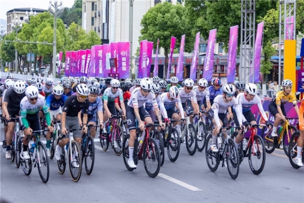 驭风汉丰湖 骑聚新开州！2026中国公路自行车职业联赛暨首届环汉丰湖自行车公开赛鸣枪开赛 