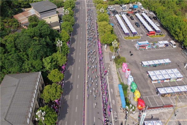  驭风汉丰湖 骑聚新开州！2026中国公路自行车职业联赛暨首届环汉丰湖自行车公开赛鸣枪开赛 