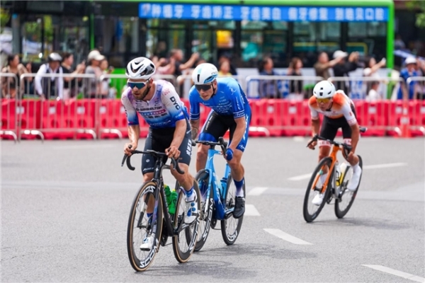  驭风汉丰湖 骑聚新开州！2026中国公路自行车职业联赛暨首届环汉丰湖自行车公开赛鸣枪开赛 