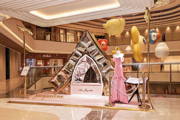 身着浪漫 赴杭而来 Nana Jacqueline 杭州恒隆精品店璀璨启幕 