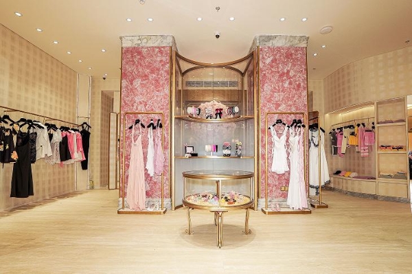 身着浪漫 赴杭而来 Nana Jacqueline 杭州恒隆精品店璀璨启幕 