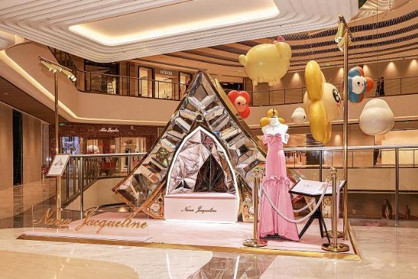 身着浪漫 赴杭而来 Nana Jacqueline 杭州恒隆精品店璀璨启幕 