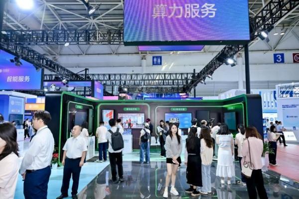 聚焦峰会现场！中国移动“通算智”三块拼图解锁数智新动力 